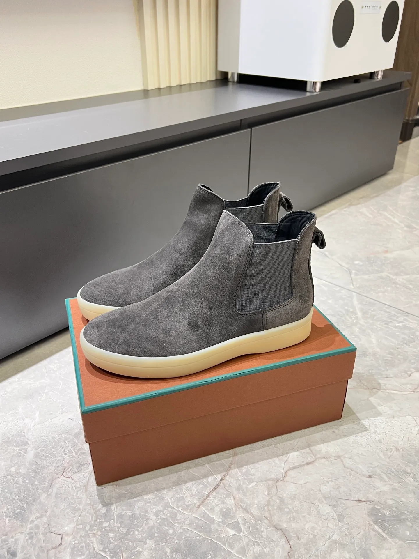 p440 Loro Piana's new niche winter men's mid-top shoes are shipped! The fabric is made of mercerized cowhide imported from Italy, with a sheepskin lining, which is comfortable, breathable and not stuffy to the feet. The outsole is made of natural rubber, which is wear-resistant and non-slip! Size: 38-44 (45.46.)